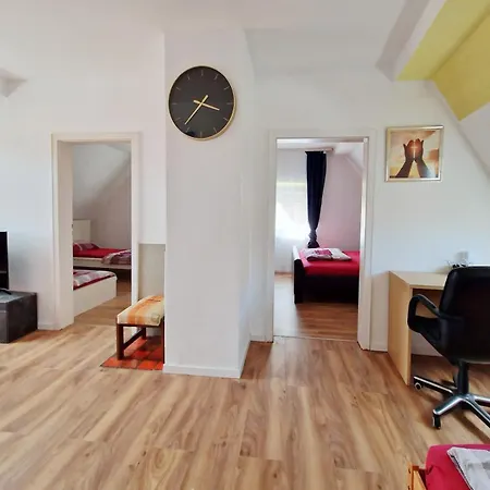 Beth Im Dachgeschoss Mit Balkon