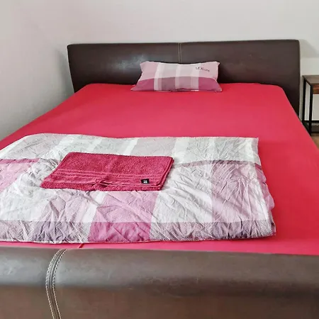 Beth Im Dachgeschoss Mit Balkon * Lonnerstadt